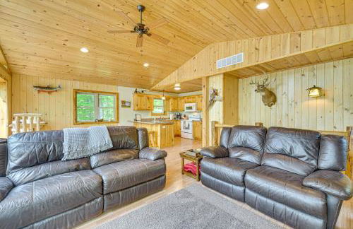 Four-Season Lake Cabin with Canoe and Paddle Boat! - Foto 5