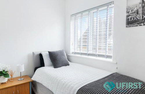 Delightful 3BR Home - Hot Tub - Near Castle, QMC - City Centre & Trent Bridge - Free WiFi & Parking - Sleeps 6 - Foto 4