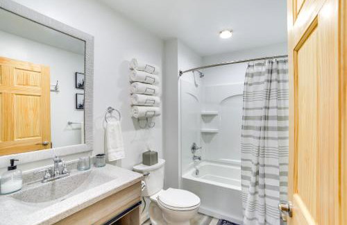 All-Season Seney Home with Private Yard and Fire Pit! - Foto 12