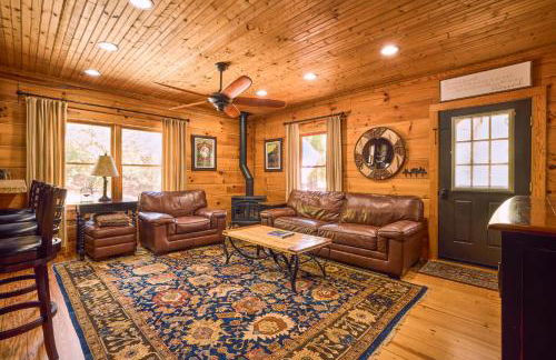 Romantic Penrose Cabin with Pond, Trails and Hot Tub - Foto 6