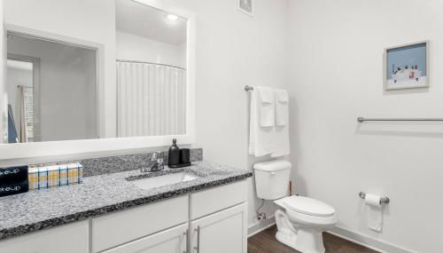 Trendy 1BR Apt with King Bed Pool Gym and Close to Beach - Foto 5