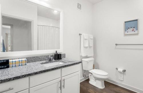 Trendy 1BR Apt with King Bed Pool Gym and Close to Beach - Foto 5