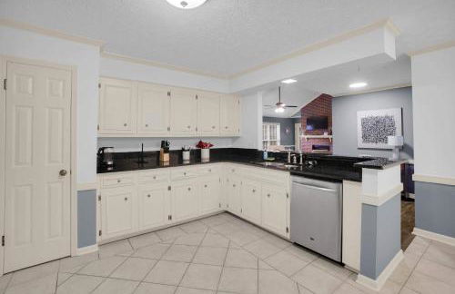 Spacious 4BR Family Home with Game Room - Foto 12