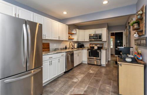 Near Drake/Downtown packed w/Amenities - Hot Tub - Movie Theater - Photo 34