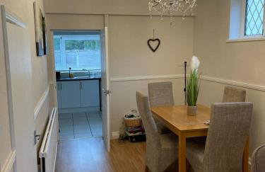 Charming 3-Bed Home Comfortable Stay in Coalville - Photo 4