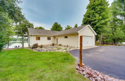 Spacious Lakefront New Auburn Home with Sunroom - Foto 35