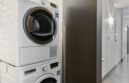 Beautiful Downtown Apartment with Parking, Laundry, & Pool - Photo 27