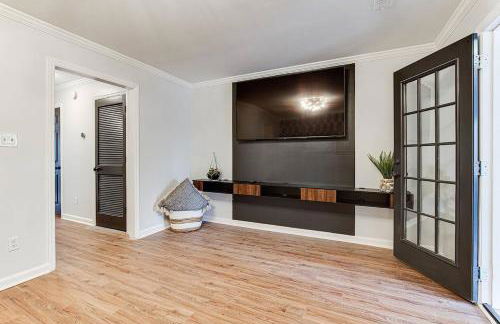 Lux Home-mins to Truist Park wKing pet friendly - Foto 44