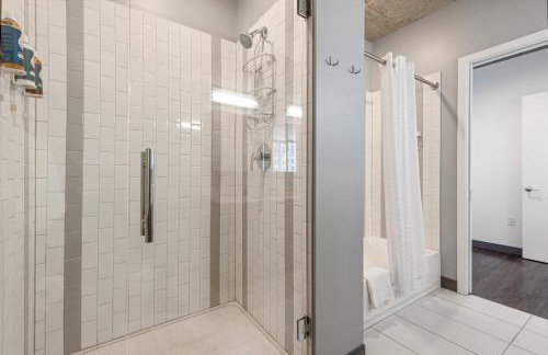 Linea Luxury Living with Indoor Pool and Rooftop Views in The Loop - Photo 40