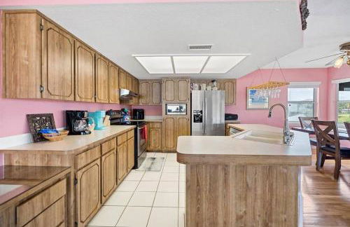 Waterfront home with pool and gameroom! - Foto 29