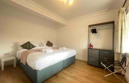 Private 2 Bed Guest House - Van Parking, M25 & A1 connections - Foto 2