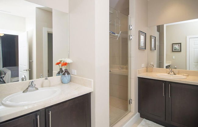 Impressively designed and decorated 3rd-floor space overlooking pool in Coco - Photo 15