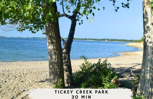 4BR w Pool Cinema Room, Mini Golf & EV - Photo 51