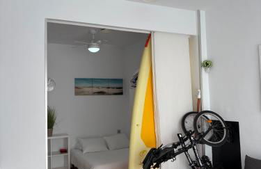 La Manga km 0, pisos estudios - planta baja - 100m de la playa - studio flats - ground floor - 100m from the beach, cada con bicis & tabla SUP, piscina & pádel & tenis & más - each with bikes & SUP board, pool & paddle & tennis & more - Foto 6