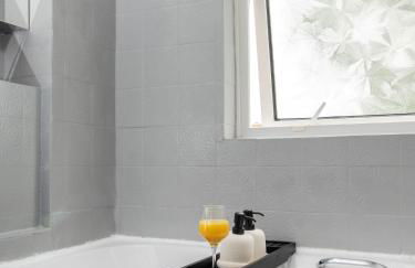 Beautiful Orpington Home w Pool Table and Driveway - Photo 25