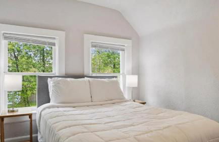 Blue & Gold Retreat sleeps 14 Minutes from ND - Photo 43