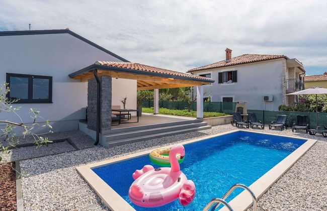 Villa in Novigrad With Private Pool and Beach - Photo 24