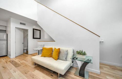 Chic 2 Bedroom 2 Bathroom 3 Level Loft Style Condo by Hollywood Free Gated Parking Full kitchen - Foto 3