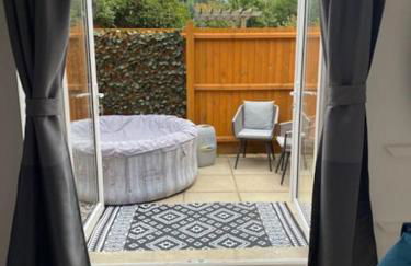 Stylish 1 bedroom studio outdoor area and hot tub - Foto 1