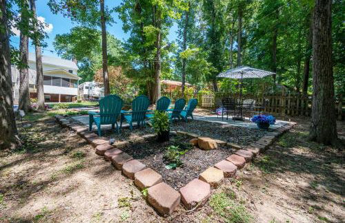 Arcade, Ping Pong, Hot Tub, Gas Grill, & King Bed - Photo 3