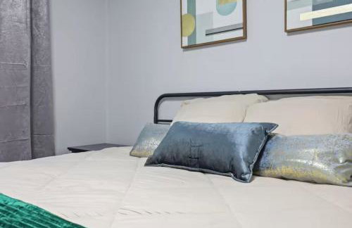 Convenient Mid and Extended Stay Near Airport - Foto 28