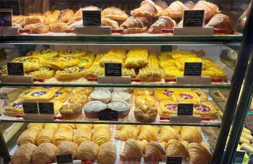 Waterfront Retreat with Private Dock and Fire Pit, Sleeps 8, Outdoor Dining, Spa-Style Primary, Gourmet Kitchen with Dual Dishwashers, Gas Fireplace, River Views, Bright Open Layout, Central AC, Perfect Coastal Escape for Families, 24 Hr Hospitality - Foto 79