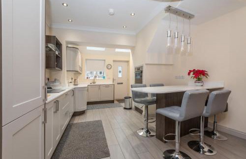 Sleeps 6 4 bedrooms 2 minute walk to the Square Hosted Happy Valley Cast - Photo 8