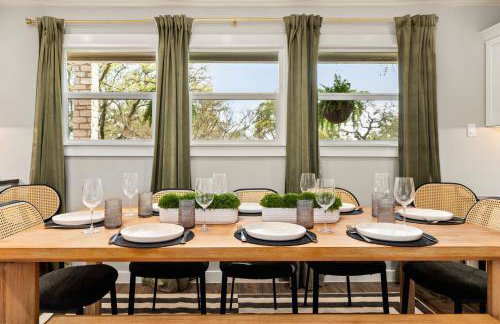 Lux 5BR gem with Heated Pool, SPA, and Outdoor Movie Theater - Foto 13