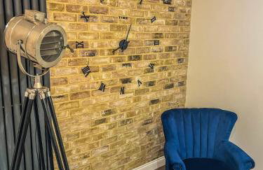 Sterling Stylish 2 bedroom Central Modern Apartment - Photo 10