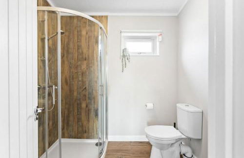 Rose Lodge, 21 Roadford Lake Lodges - Hot Tub, Free Parking and WiFi, Short Walk to Lake - Foto 16