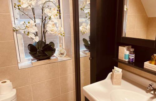 Homely 2 Levels Flat w Private Garden - Photo 9