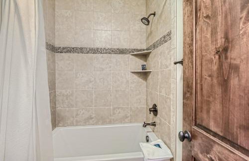 Private Hot Tub, Close to Resorts - Private Hot Tub - Close to PC, Mountain Mansion Family Getaway - Photo 27