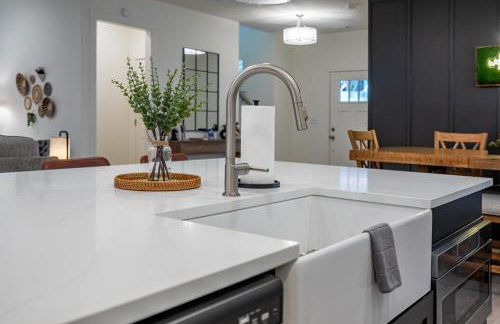 Modern Emerson retreat close to LakePoint Sports - Photo 18