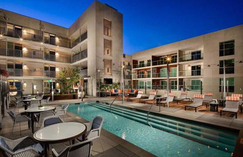 Luxury by the Beach with Pool, Gym, Game Room - Photo 14