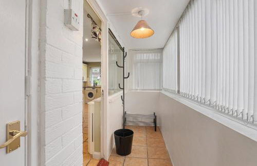Spacious 4 Bedroom House with Parking - Foto 51