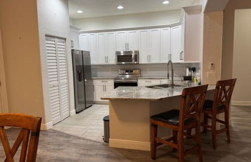 Newer Construction Home in Port Richey 3BR 2BA Bright with High Ceilings, Screened Lanai & Lake View, Fully Furnished, Conveniently Located on a Corner Lot with No Front Neighbors, Short Walk to US-19, Shops & Restaurants - Foto 5