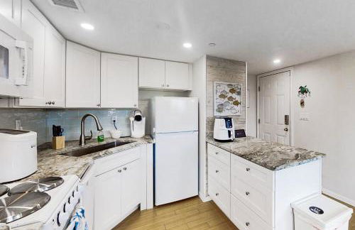 Renovated condo with ocean views, pool, & beach access - Foto 9