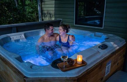 Large Hillside Retreat with Pool and Hot Tub - Foto 2