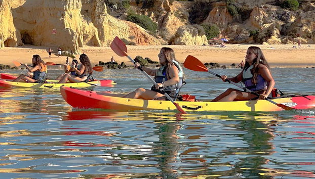Excursion aux grottes d'Armação de Pêra en kayak - Photo 2, Un couple lors de la balade en kayak