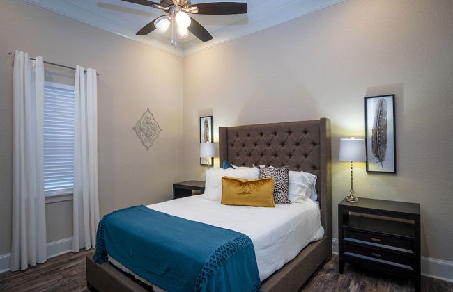 Brand NEW Large Impressive House Near Downtown! - Photo 7