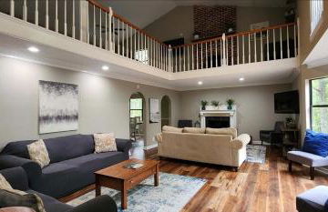 Large Hillside Retreat with Pool and Hot Tub - Foto 6