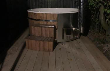 Luxury countryside cottage getaway with wood fired hot tub - Foto 17