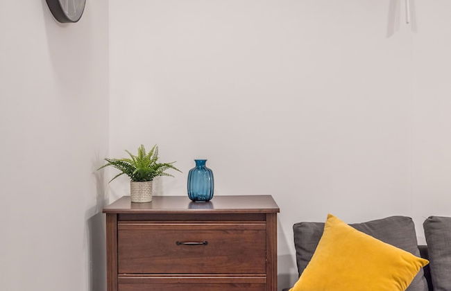 Spacious Newly Renovated 1 Bedroom Suite - Photo 18