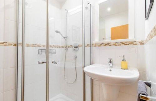 Modernes Doppelzimmer mit Bad & AC in Kehl Goldscheuer - 1A Guesthouse - Foto 9