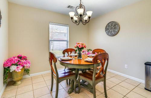 Suburban Home in Magnolia with Fenced Yard - Foto 6