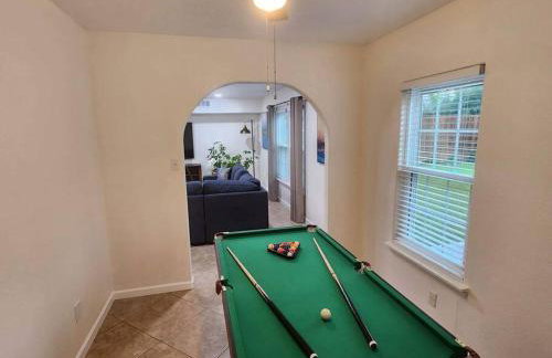 Bring the Crew! 4BR Luxe Pad, Backyard Magic & City at Your Door - Foto 41