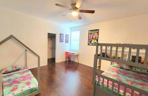 Newly remodeled 5BR 3BA w/pool 16 ppl - Photo 26