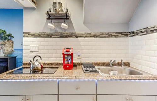 Private Studio Suite with Separate Entrance & Backyard, Quiet Brooklyn Stay - Photo 8