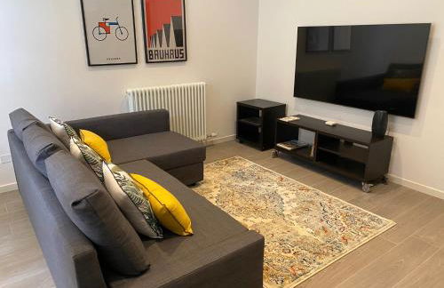 GuestHost - Studio 1 Deisgn Apartment with Car Parking! - Foto 7