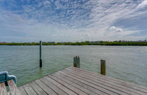 Large Balcony and Water Views Indian Shores Condo! - Foto 31